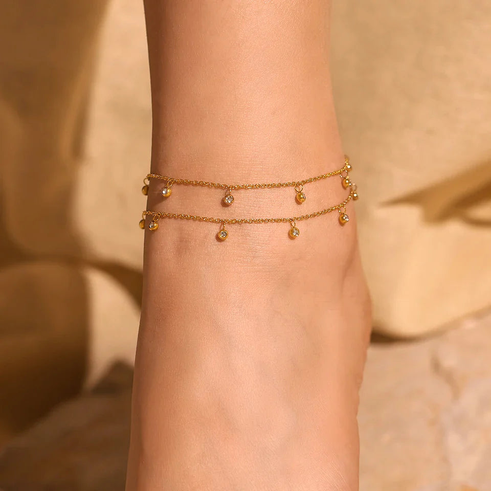 Golden Drape – Vergoldete Fußkette mit Zirkonia