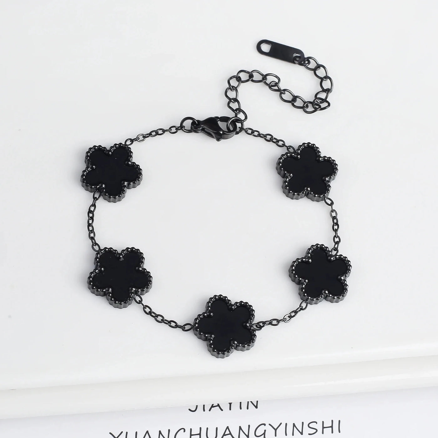 Fleur de Chance – Armband mit farbenfrohen Kleeblatt-Anhängern