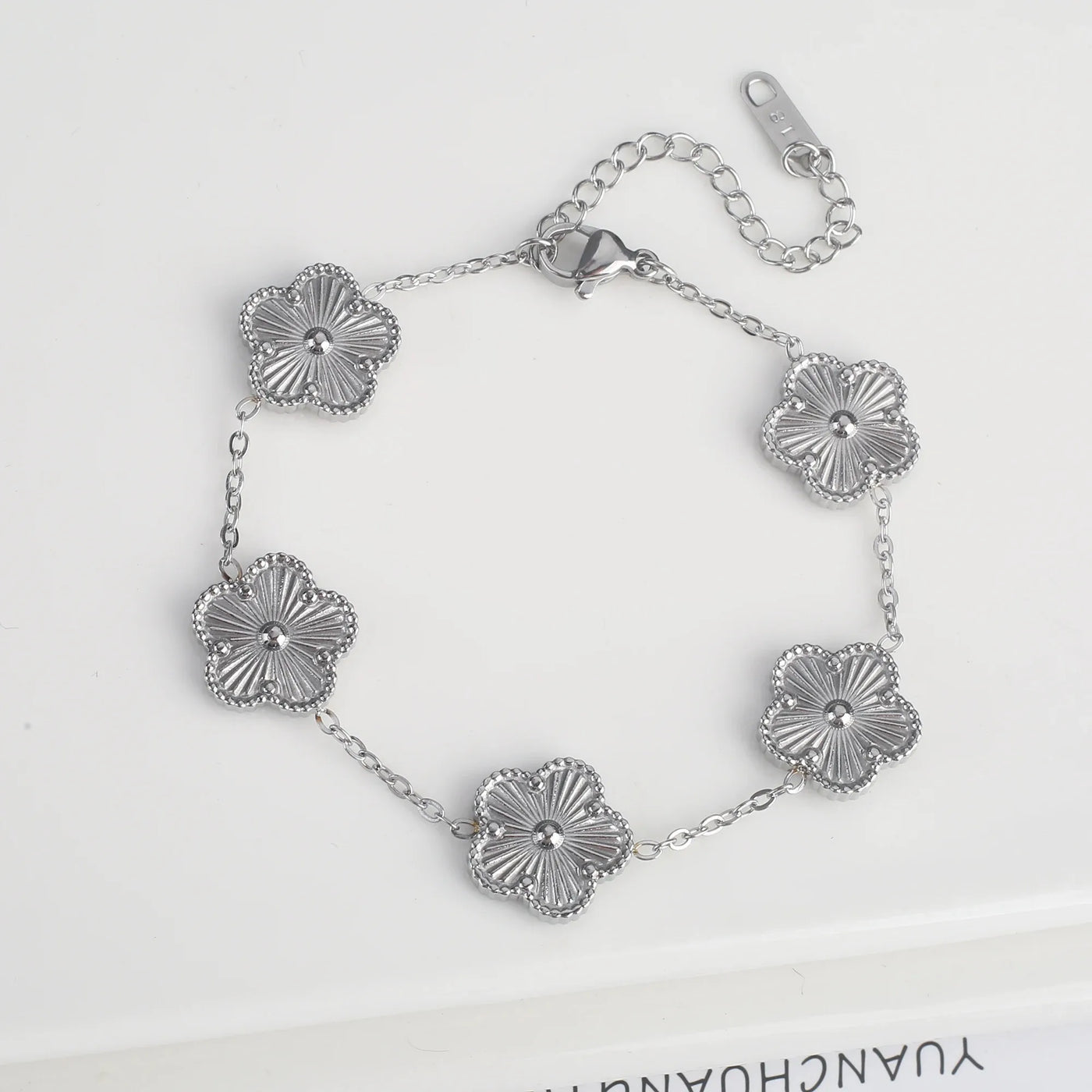 Fleur de Chance – Armband mit farbenfrohen Kleeblatt-Anhängern